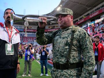 Soldado cometió un error con la trompeta en ceremonia de la Liga MX y la afición lo abucheó