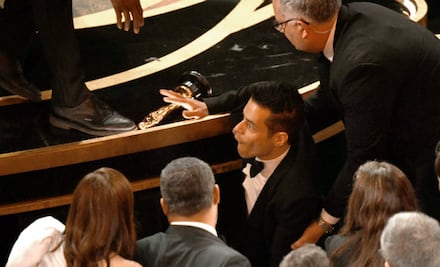 Rami Malek sufre caída tras recibir su Óscar