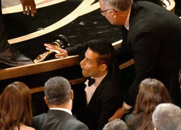 Rami Malek sufre caída tras recibir su Óscar