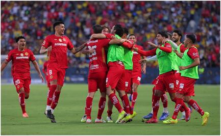 Jugador de Toluca toca las partes íntimas de un compañero en el festejo del Campeón de campeones