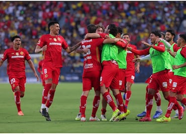 Jugador de Toluca toca las partes íntimas de un compañero en el festejo del Campeón de campeones