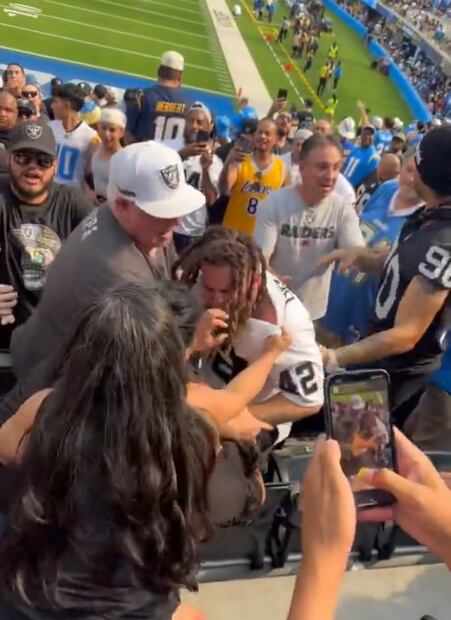Aficionados de Raiders y Chargers desataron la violencia en las gradas de SoFi Stadium. FOTO: Captura
