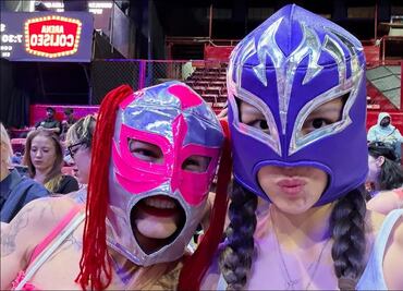 Olivia Rodrigo, ¡Del escenario al ring!, asiste a las luchas en la Arena México