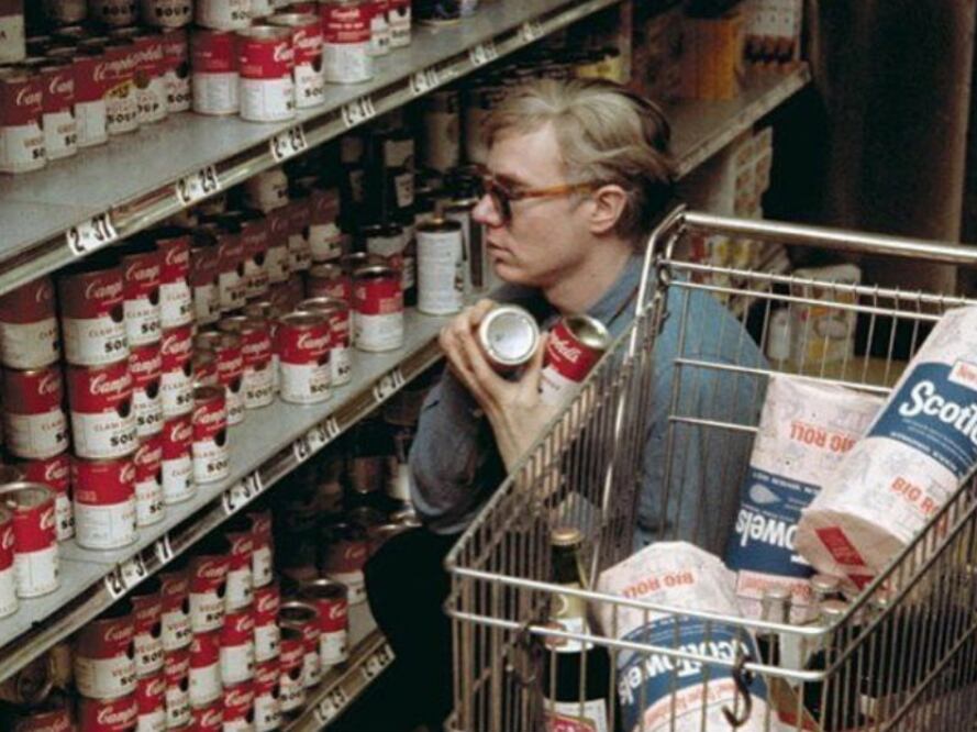 Andy Warhol compra latas de sopa Campbell's en el supermercado Gristedes de la Segunda Avenida en 1964 (Foto: instagram/historyphotographed)