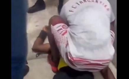 Arbitro del Congo es noqueado por barristas brutalmente