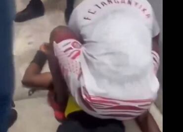 Arbitro del Congo es noqueado por barristas brutalmente