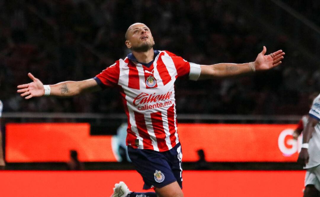 Chicharito Hernández festeja luego de que abriera el marcador para Chivas ante Puebla. Foto: Imago7