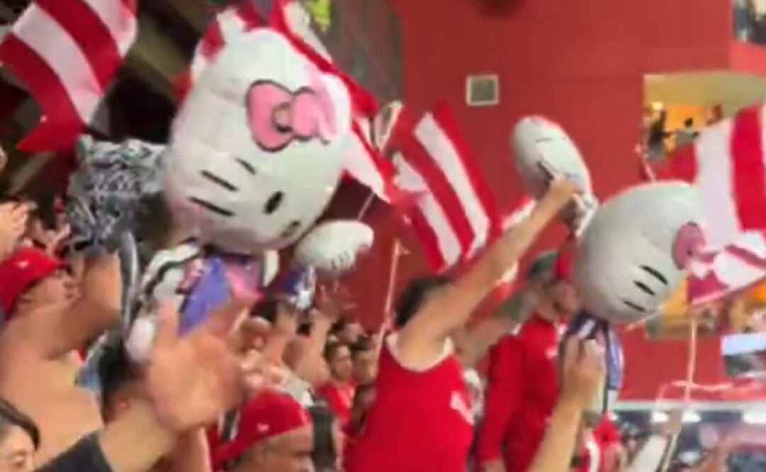 La afición de Toluca se burló de los Pumas con unos globos. Foto: Imago7.