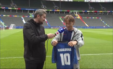 Luka Modric se emociona por recibir de regalo una camiseta de Maradona: "Diego es el más grande"