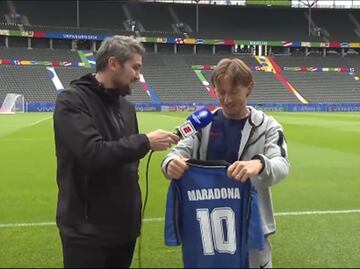 Luka Modric se emociona por recibir de regalo una camiseta de Maradona: "Diego es el más grande"