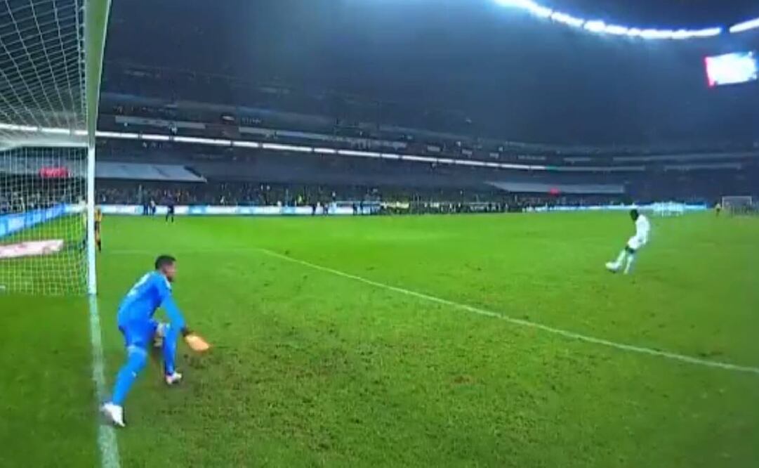 Malagón le detuvo de esta forma el primer penalti a Bryan Róchez. Foto: Especial