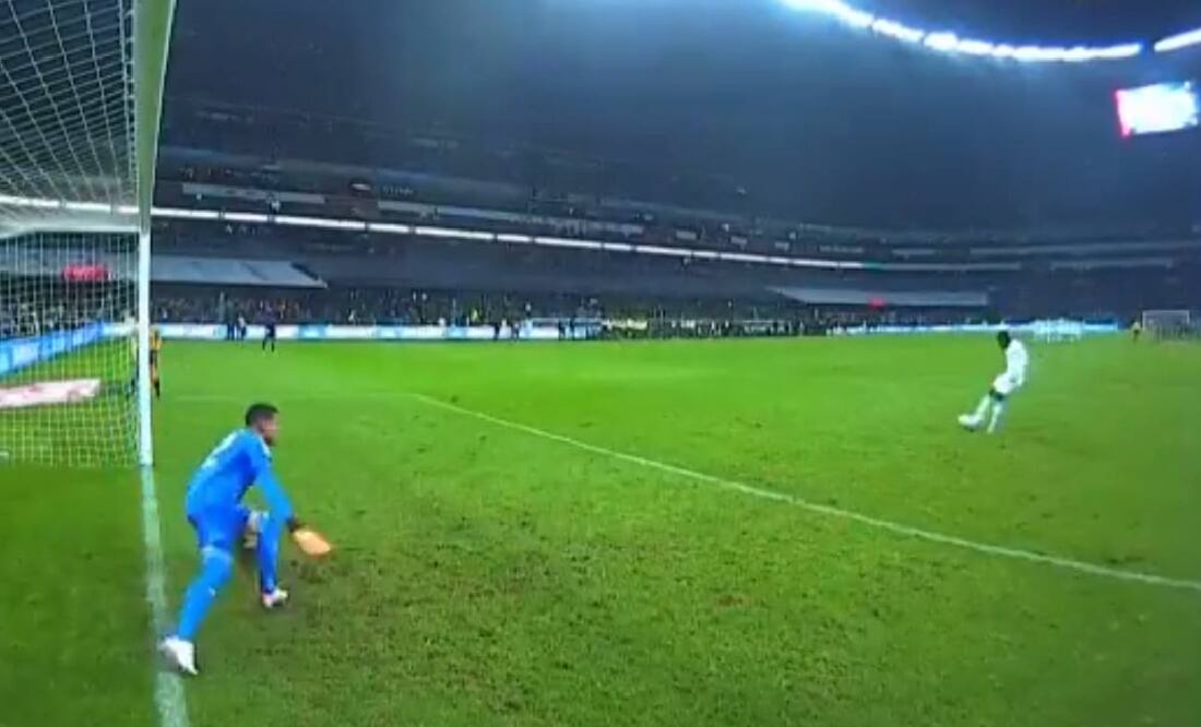 Malagón le detuvo de esta forma el primer penalti a Bryan Róchez. Foto: Especial