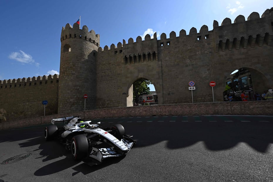 Checo Pérez en el circuito de Bakú con Cadillac, previo a la carrera del Gran Premio de Azerbaiyán - Foto: AFP