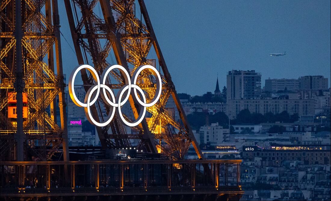 Los aros olímpicos al anochecer en París durante los pasados Juegos. FOTO: EFE