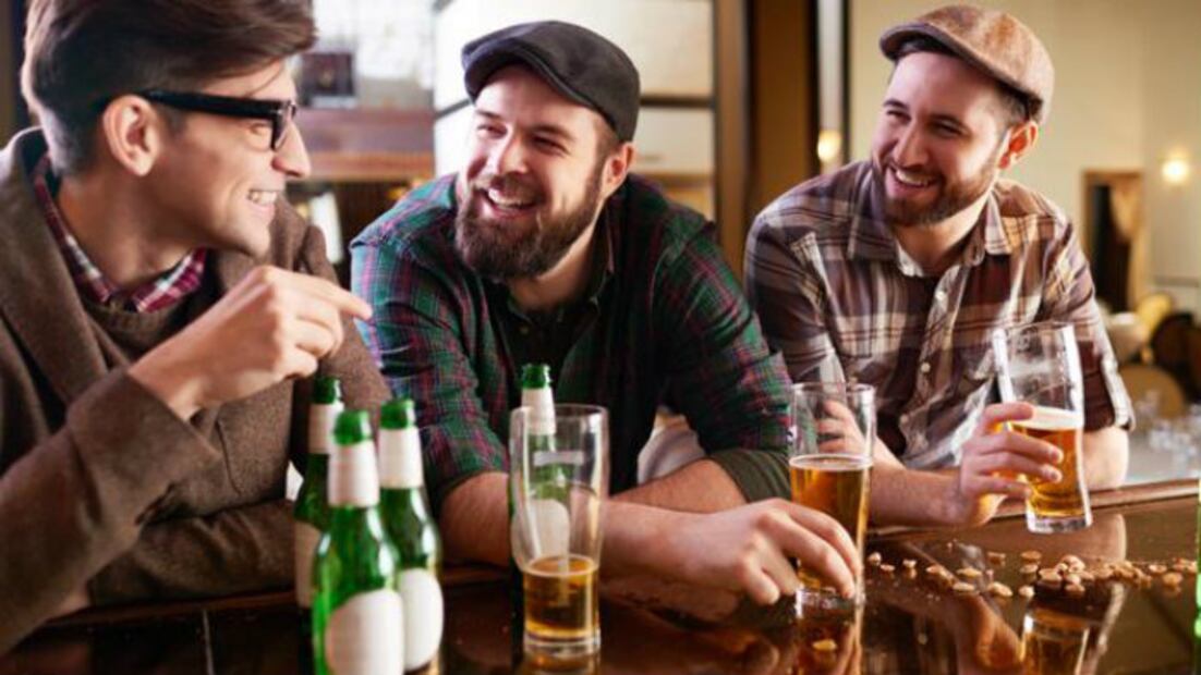 Hombres hetero SÍ sienten atracción por otros hombres cuando beben