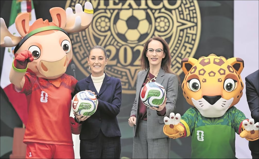 Claudia Sheinbaum y Gabriela Cuevas, representante de México para la Copa del Mundo de la FIFA, posan con las mascotas del torneo. FOTO: EFE