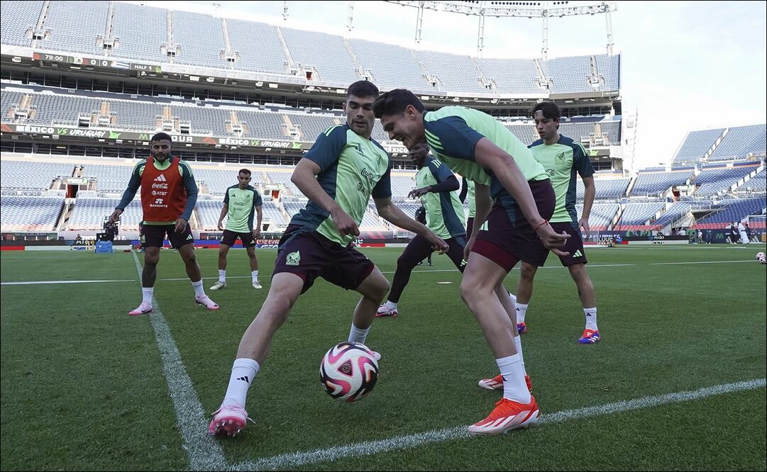 Johan Vásquez e Israel Reyes, durante un entrenamiento de la Selección Mexicana. FOTO: Imago7