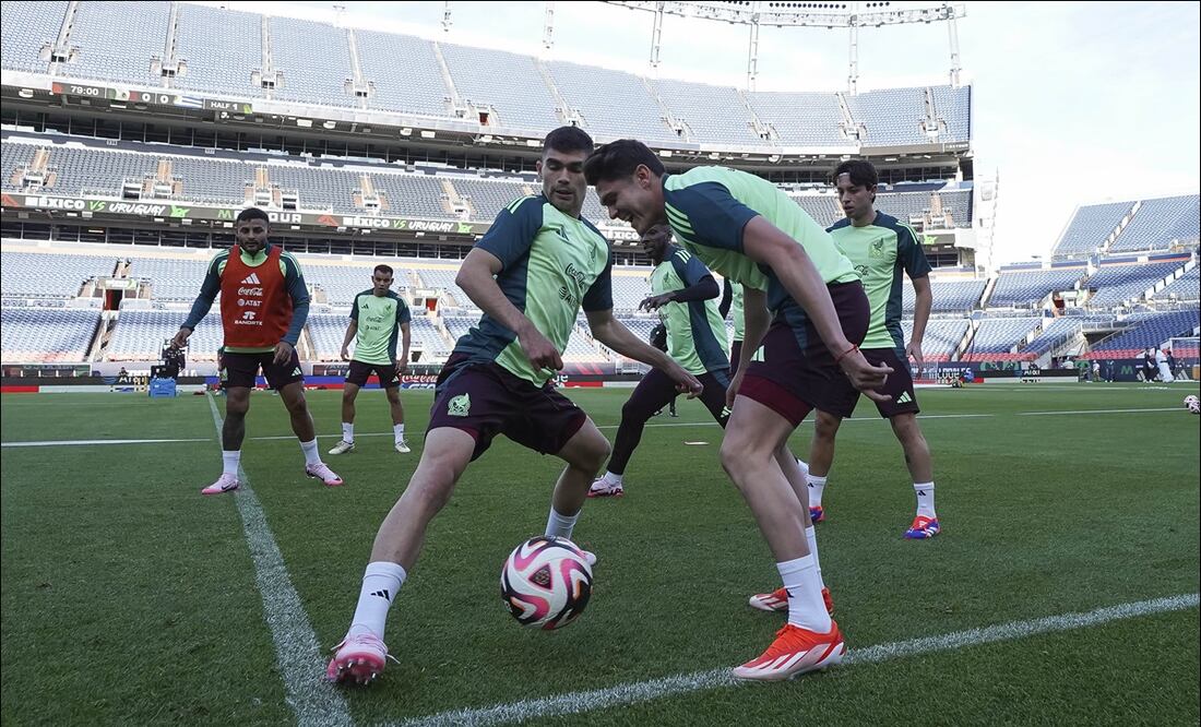 Johan Vásquez e Israel Reyes, durante un entrenamiento de la Selección Mexicana. FOTO: Imago7