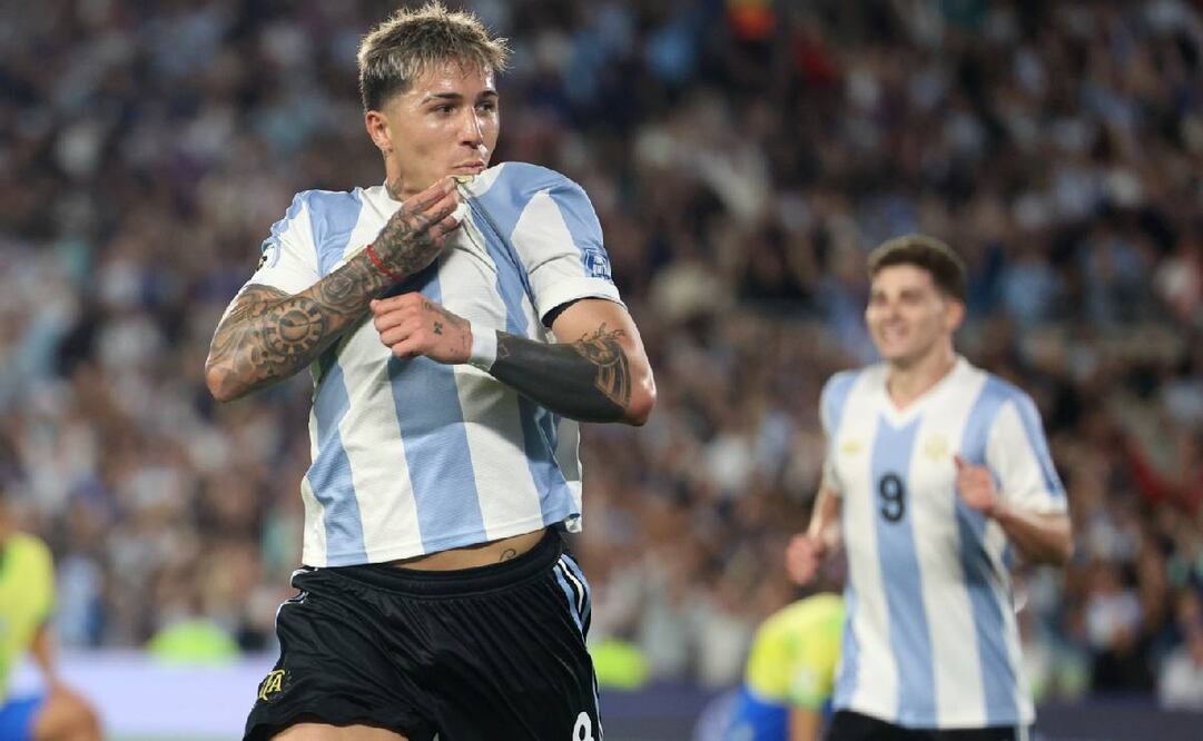 Enzo Fernández besó el escudo cuando marcó el segundo de Argentina sobre Brasil. Foto: Agencias