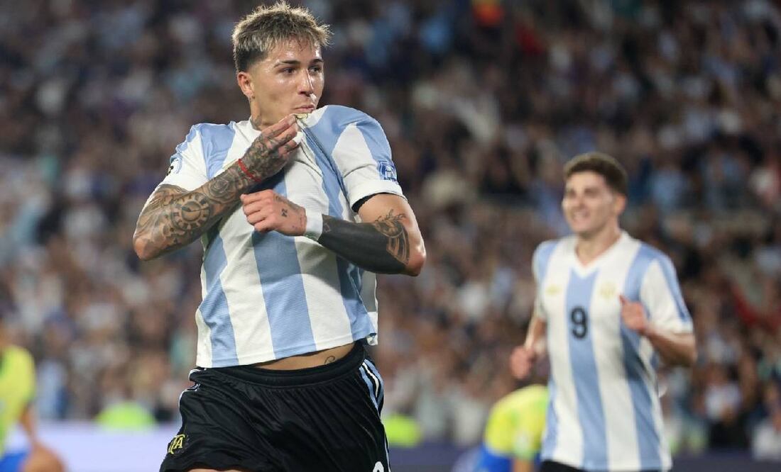 Enzo Fernández besó el escudo cuando marcó el segundo de Argentina sobre Brasil. Foto: Agencias