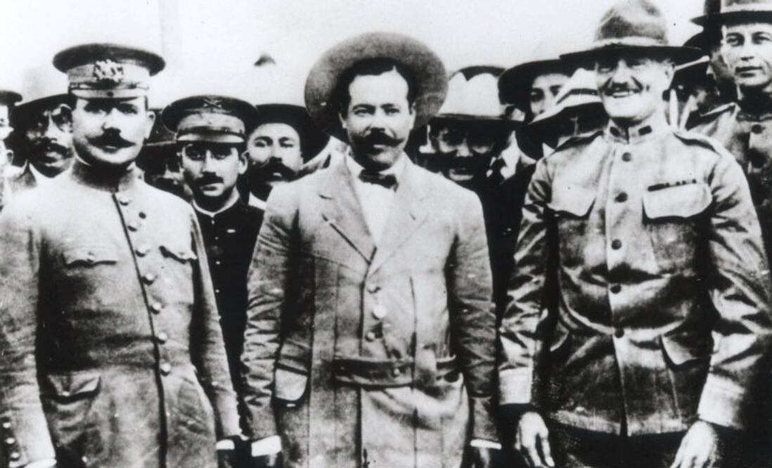 Foto tomada en la frontera en Nogales, Arizona, en 1916. El general Álvaro Obregón, general Pancho Villa y al general John J. Pershing en una reunión amistosa. Meses después, se convirtieron en enemigos. (Foto/AP)