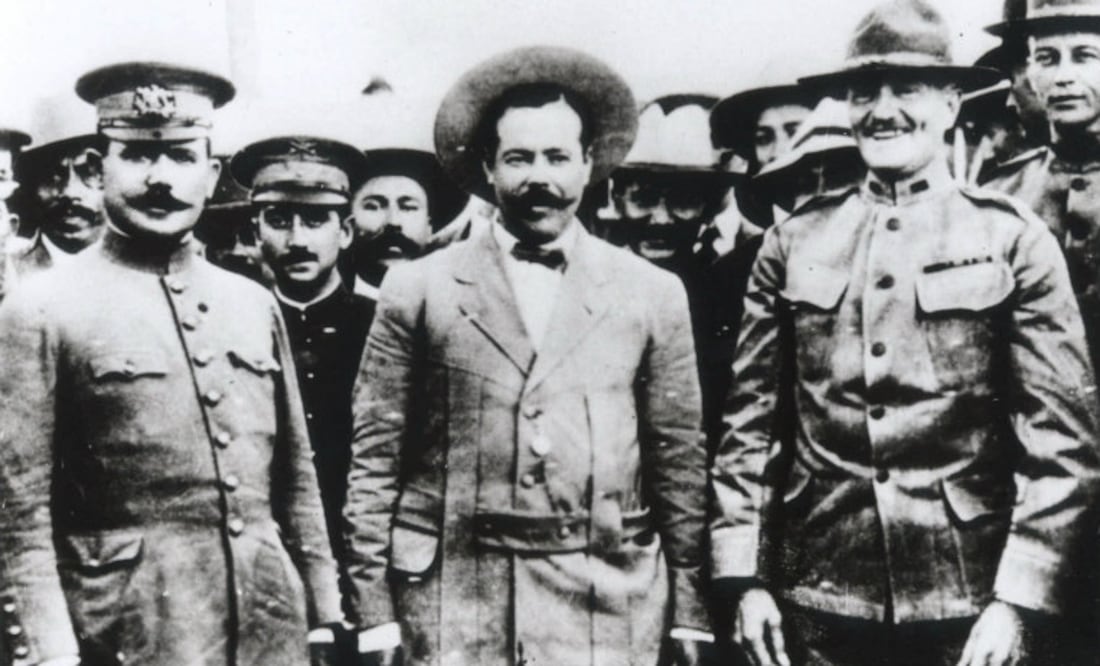 Foto tomada en la frontera en Nogales, Arizona, en 1916. El general Álvaro Obregón, general Pancho Villa y al general John J. Pershing en una reunión amistosa. Meses después, se convirtieron en enemigos. (Foto/AP)