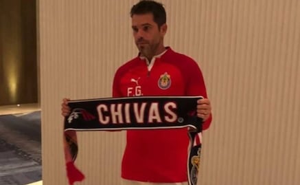 Esposa de Fernando Gago filtró fotografía del nuevo entrenador de las Chivas posando con los colores del club 