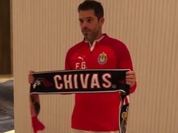 Esposa de Fernando Gago filtró fotografía del nuevo entrenador de las Chivas posando con los colores del club