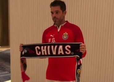 Esposa de Fernando Gago filtró fotografía del nuevo entrenador de las Chivas posando con los colores del club
