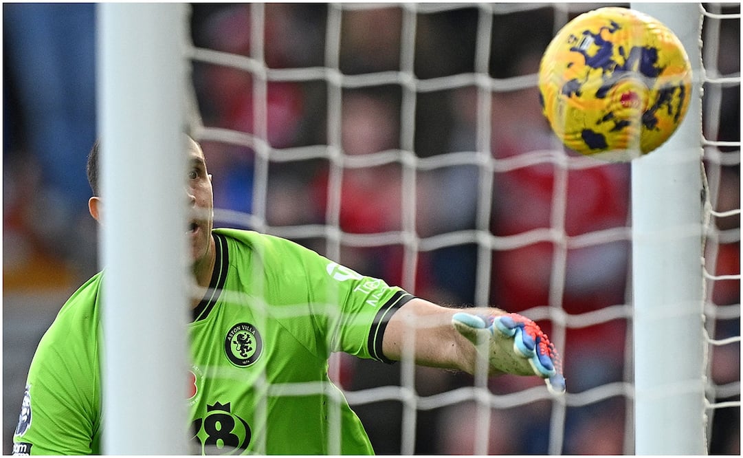 Dibu Martínez después de su error ante el Forest / FOTO: AFP