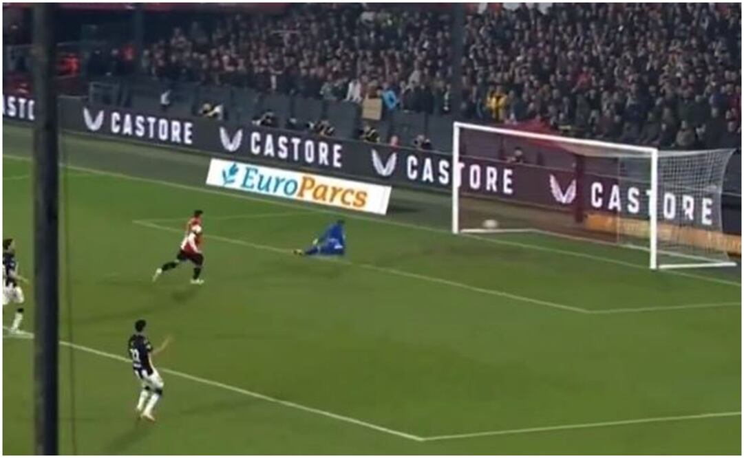 Santiago Giménez le marcó al Heracles con el Feyenoord