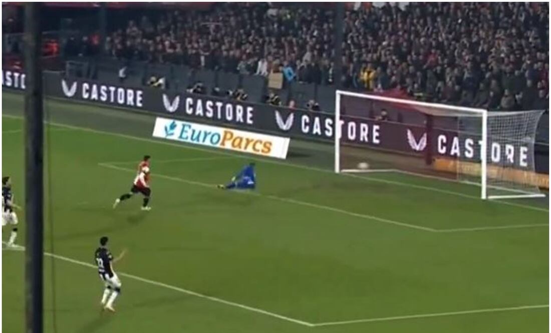 Santiago Giménez le marcó al Heracles con el Feyenoord