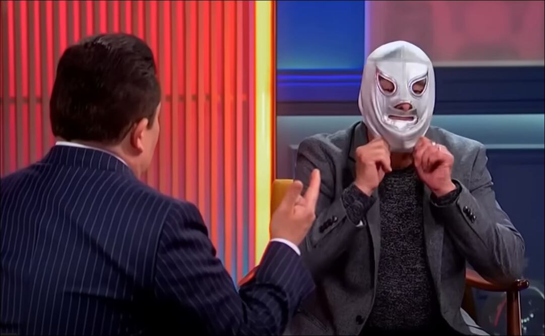 El Hijo de Santo se levanta la máscara durante su charla con Gustavo Adolfo Infante. FOTO: Captura