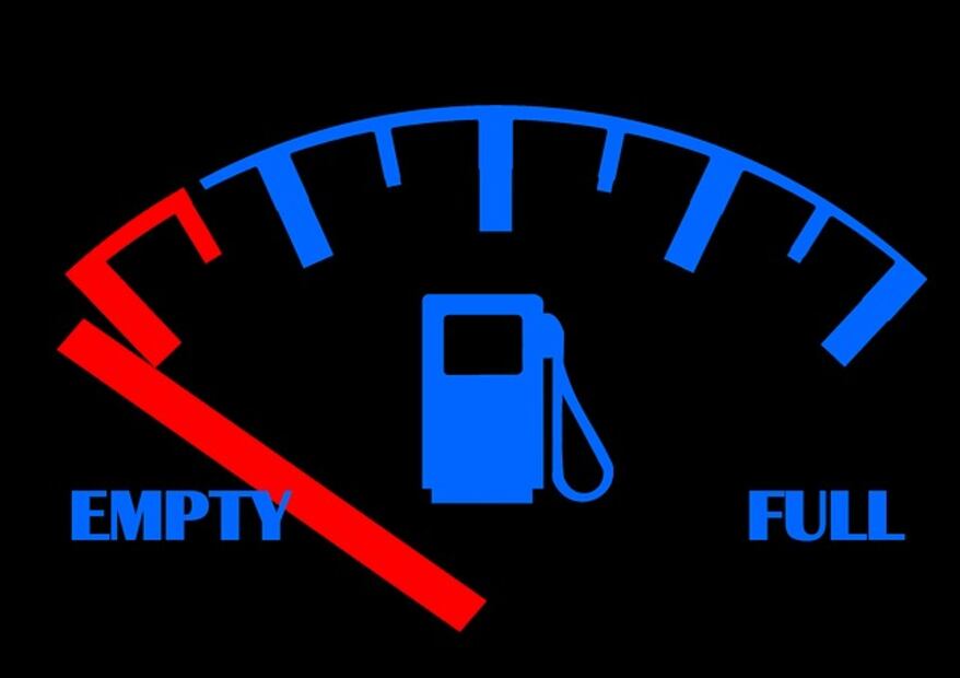 Así afecta a tu coche manejar con la reserva de gasolina
