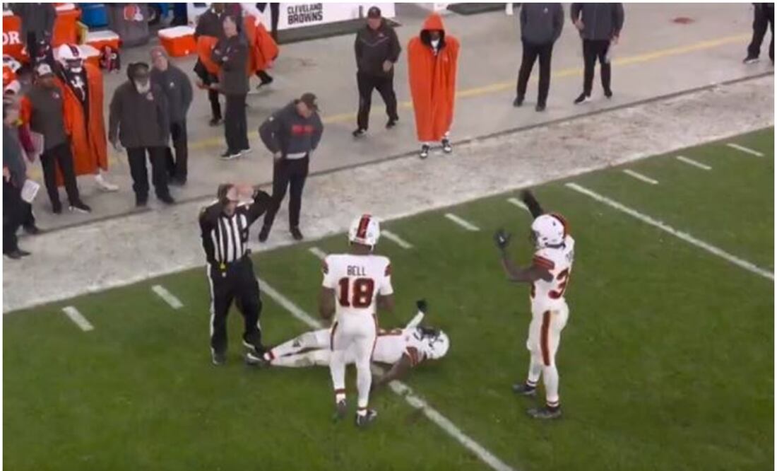 Elijah Moore de los Browns tras sufrir un golpe - Especial