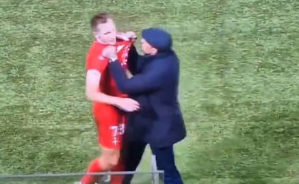 Jugador de futbol en Italia es expulsado y su entrenador lo quiere agarrar a golpes