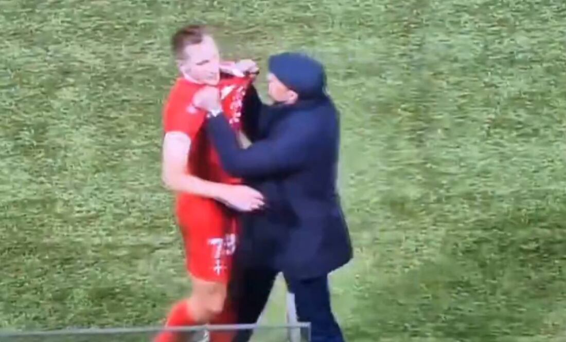 Cloret Ruiz perdió la cabeza con su pupilo y lo jaloneo varias veces. Foto: Especial.