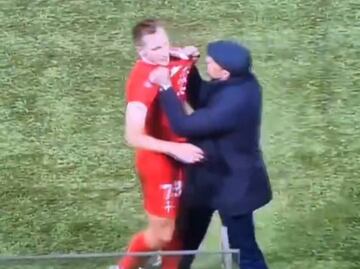 Jugador de futbol en Italia es expulsado y su entrenador lo quiere agarrar a golpes