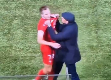 Jugador de futbol en Italia es expulsado y su entrenador lo quiere agarrar a golpes