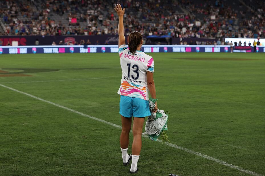 Alex Morgan, #13 del San Diego Wave FC, lanza un saludo de despedida hacia las gradas del estadio: FOTO: AFP