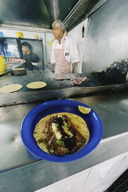 El piloto finlandés de la Fórmula 1 presumió el taco que comió en El Califa de León. Foto: Especial