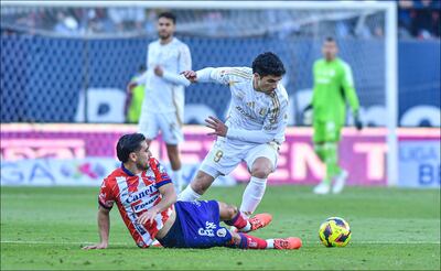 Nicolás Ibáñez se quita de encima a Aldo Cruz en el partido entre Atlético de San Luis y Tigres de la Jornada 1. FOTO: Imago7
