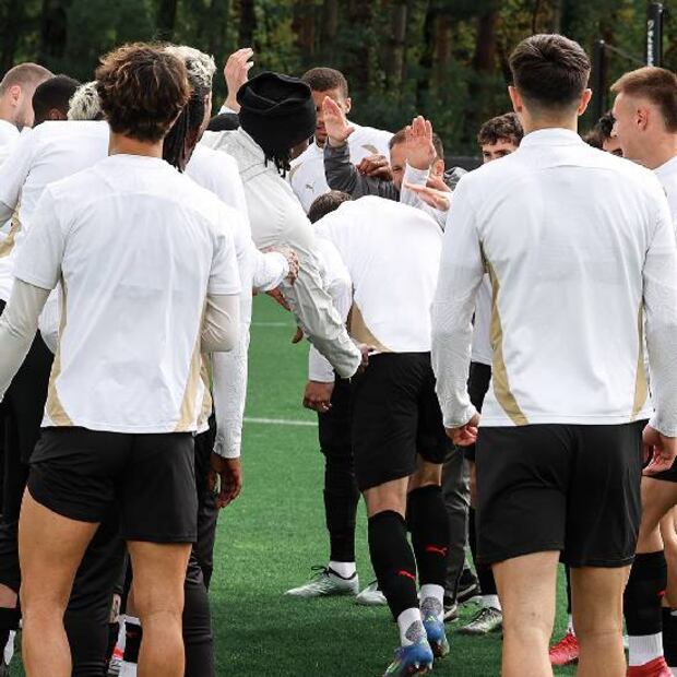 Santi Giménez tuvo que pasar por la fila india para celebrar su cumpleaños en el Milan. Foto: Especial