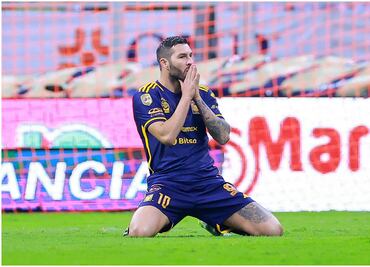 ¡Espectacular volea! André-Pierre Gignac se queda cerca de marcar un golazo desde fuera del área