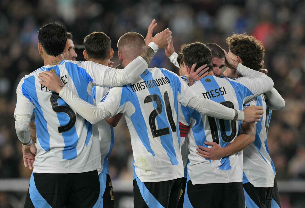 Lionel Messi en festejo de gol con la selección de Argentina, durante las eliminatorias sudamericanas para el Mundial de 2026 - Foto: AFP