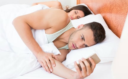 Usar el celular en la recámara daña tu vida en pareja