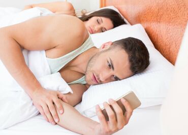 Usar el celular en la recámara daña tu vida en pareja