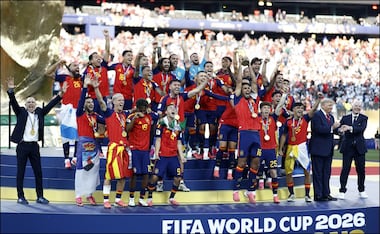 Donald Trump permaneció junto a los jugadores de la selección española durante el levantamineto del trofeo. FOTO: EFE