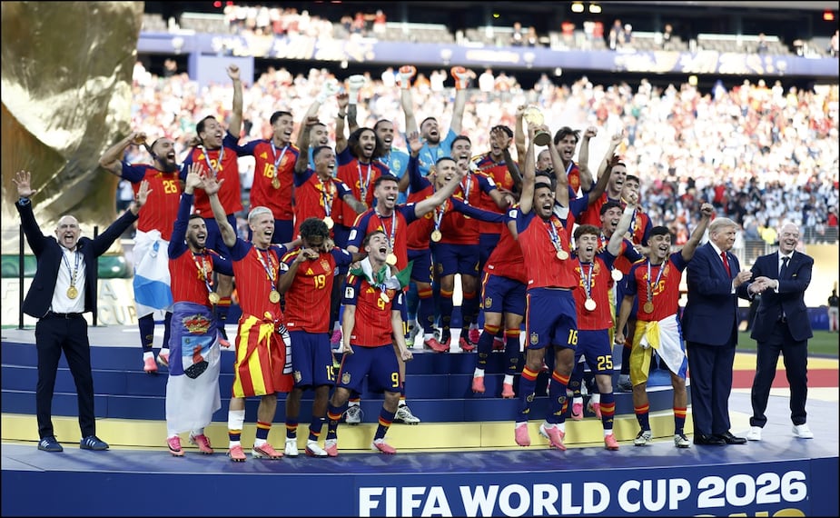 Donald Trump permaneció junto a los jugadores de la selección española durante el levantamineto del trofeo. FOTO: EFE