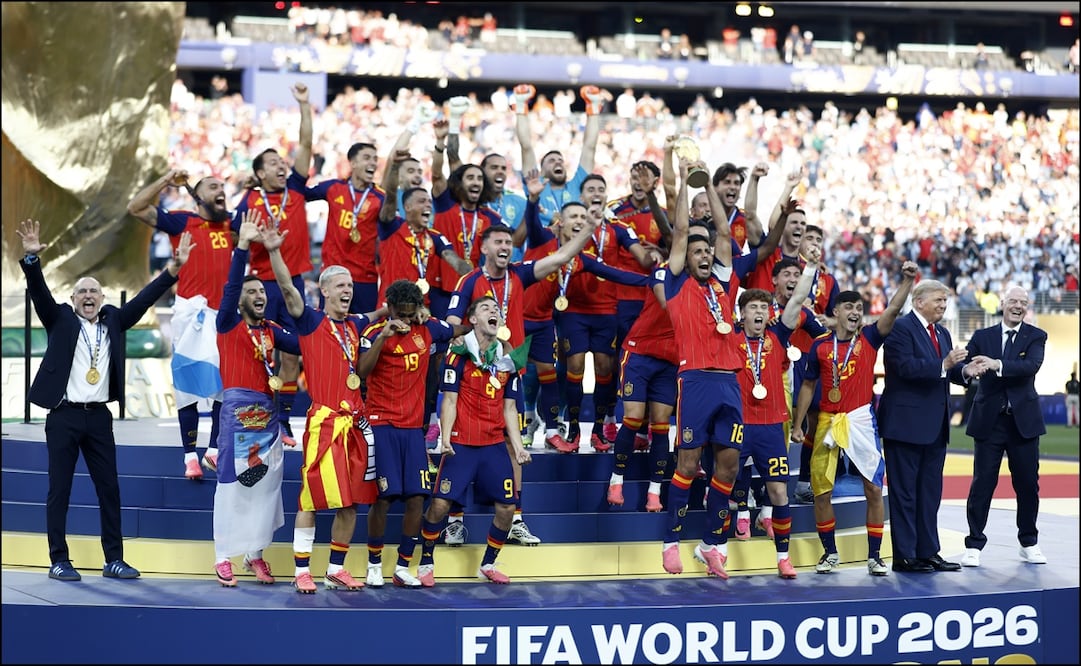 Donald Trump permaneció junto a los jugadores de la selección española durante el levantamineto del trofeo. FOTO: EFE